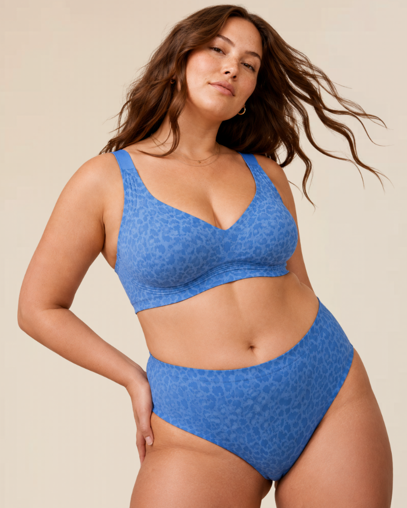 Close-up of the hook-and-eye closure system on the back of the wireless comfort bra, showing its durability.