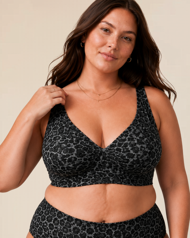 Detail of the side smoothing panel on the wireless comfort bra, designed for a sleek silhouette.