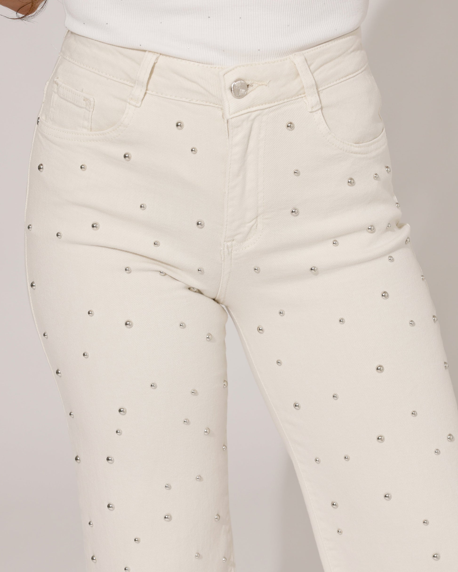 Detail shot of the waistband and button closure of the Inara beige wide-leg jeans, with a subtle brand tag visible.