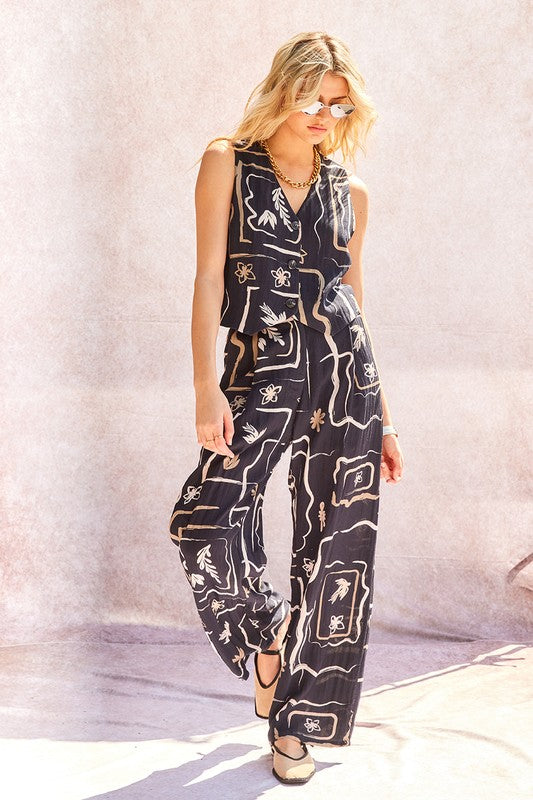 Close-up of the functional side pocket on the elegant wide-leg trousers.