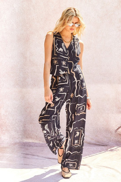 Close-up of the functional side pocket on the elegant wide-leg trousers.