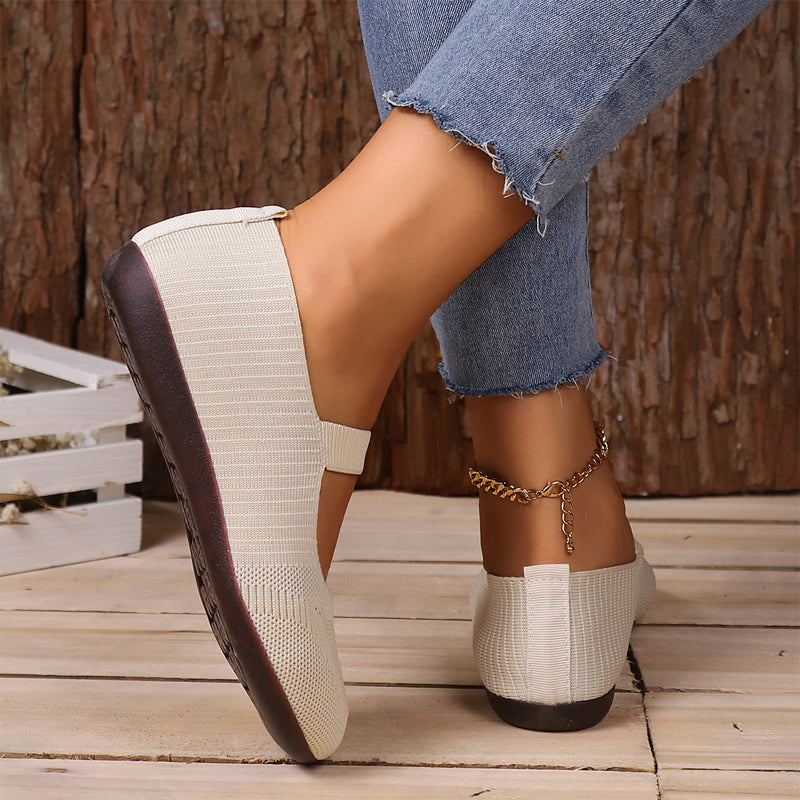 Detailed view of the elastic strap on the women's ballet flats, ensuring a snug and secure fit.