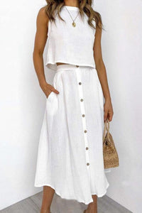 Front view of the white Perla chic two-piece set, showcasing the button-front vest and wide-leg trousers on a model.
